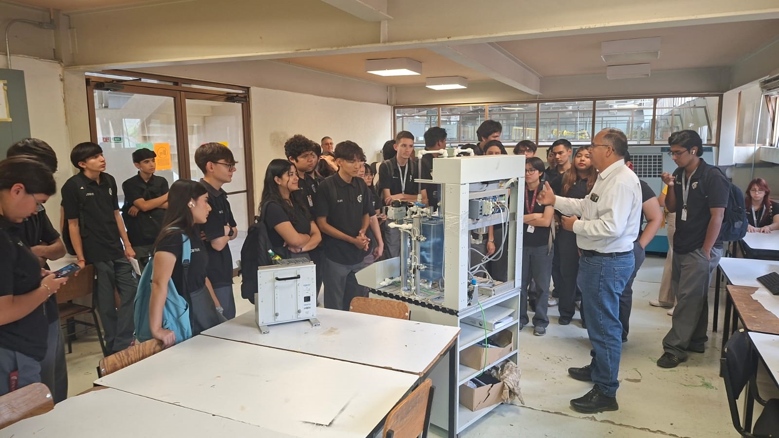 Alumnos del CBTIS 11 visitan laboratorios de la Universidad Tecnológica de Hermosillo